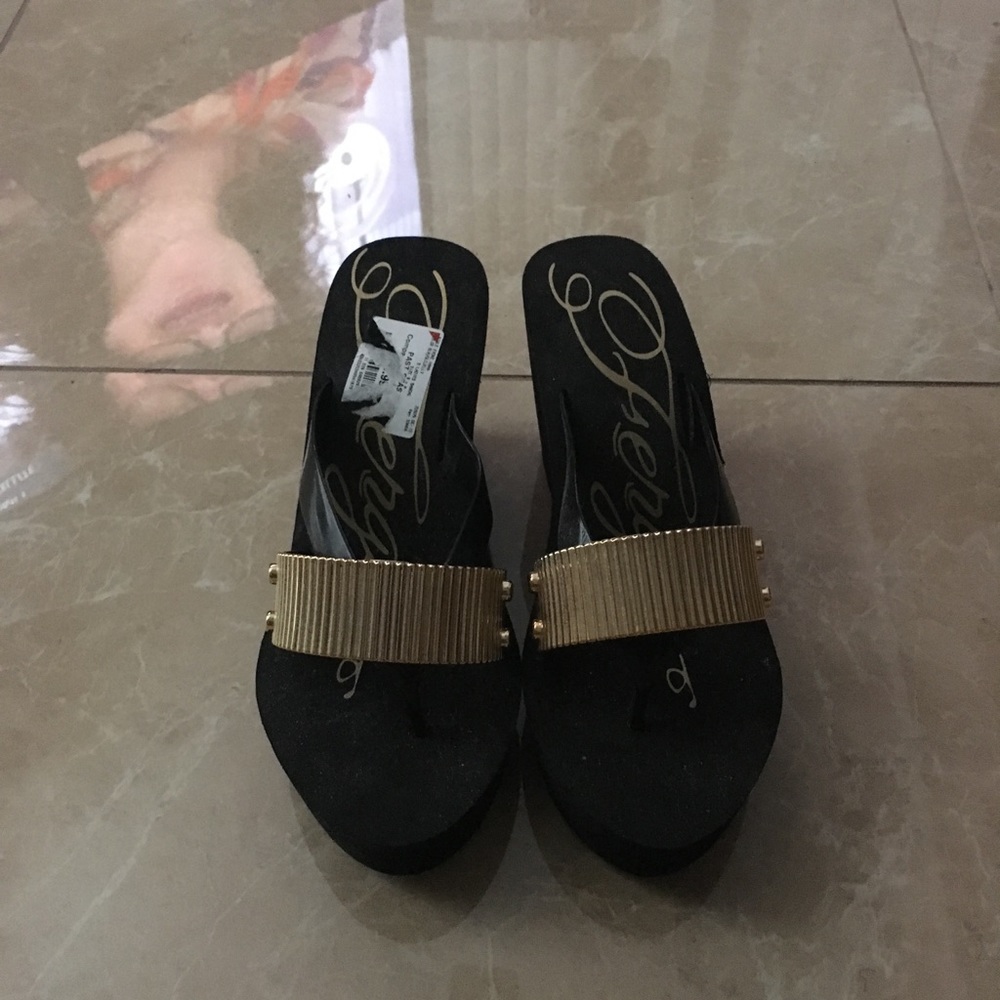 Fergi black and gold In between the toe slippers
